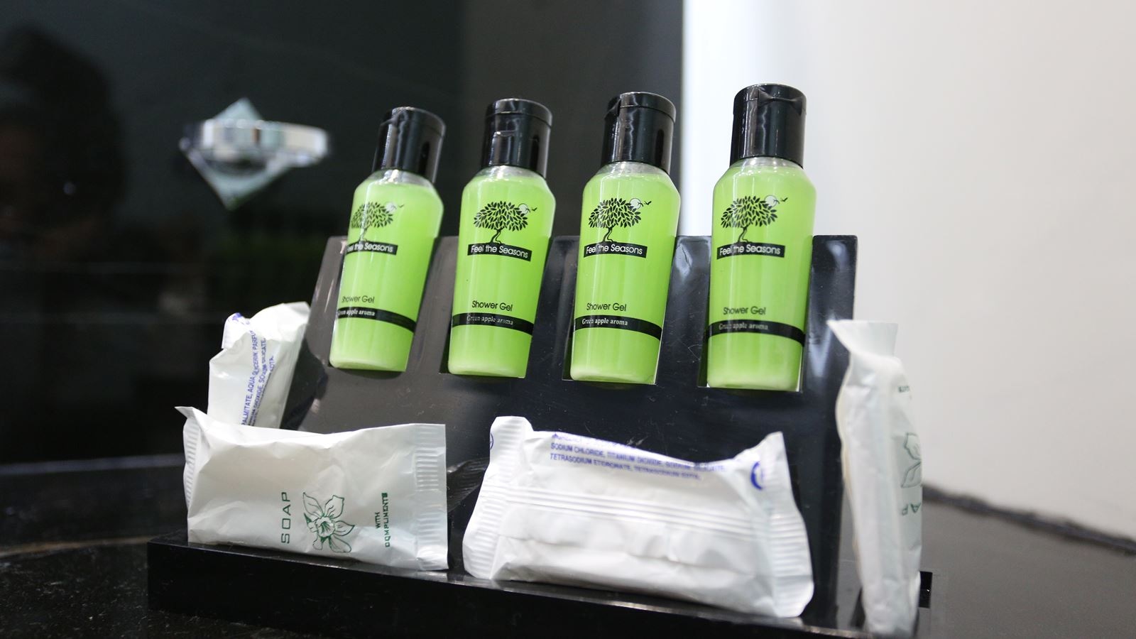 rooms-family-suite-with-pool-view