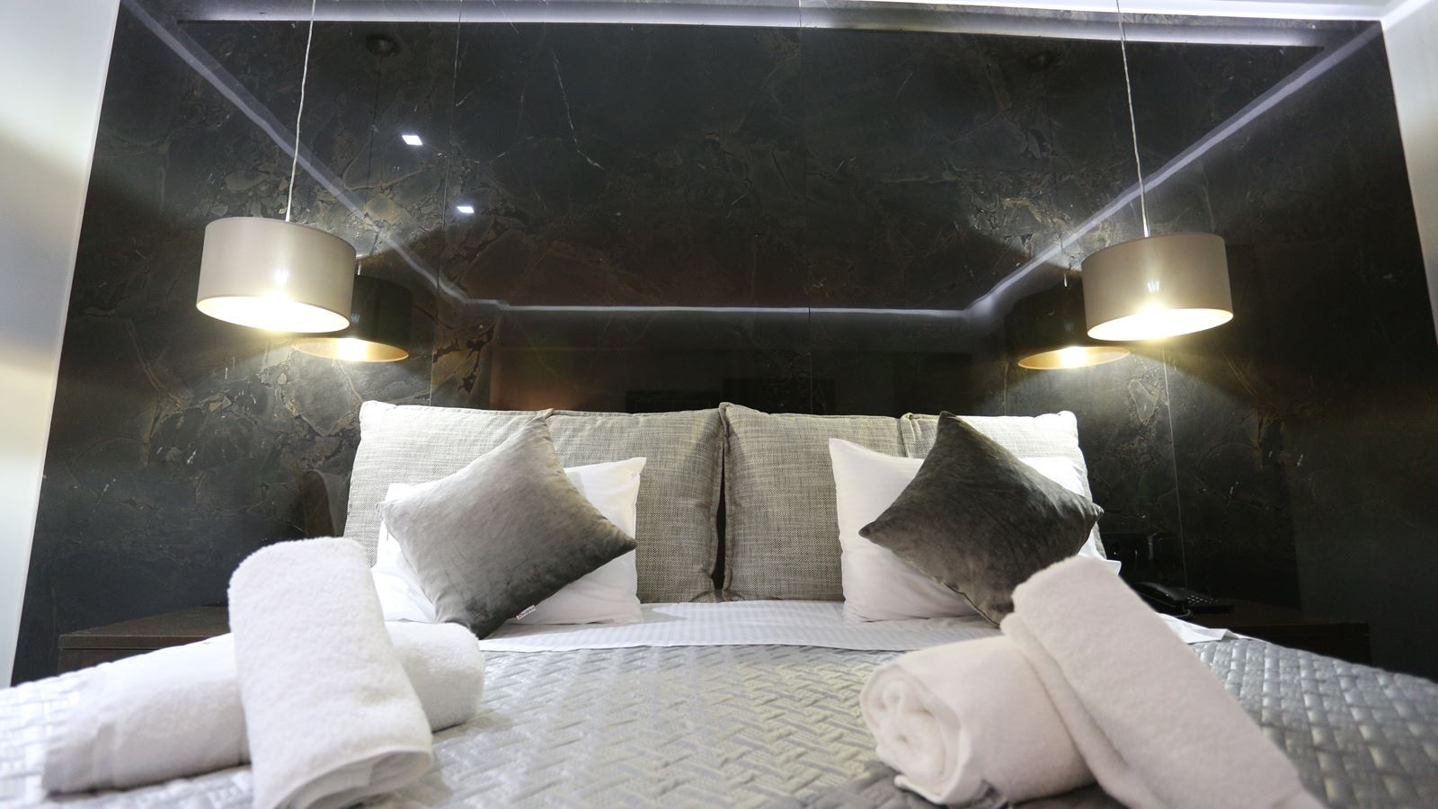 rooms-family-suite-with-pool-view