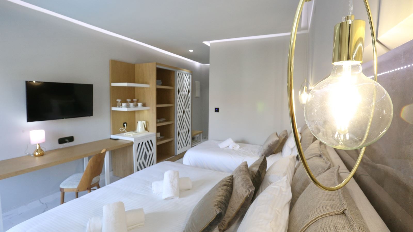 rooms-deluxe-room-with-pool-view