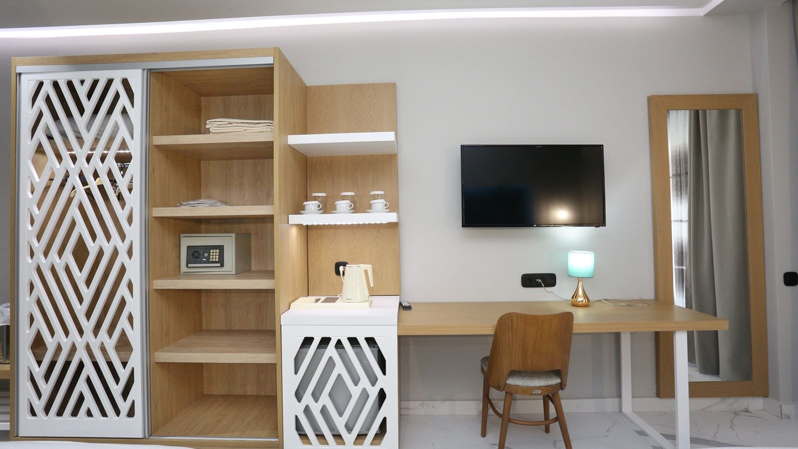 rooms-deluxe-room-with-pool-view