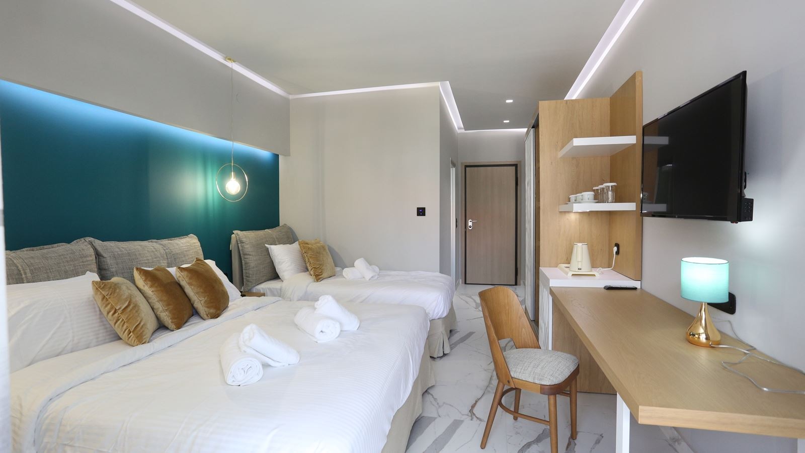 rooms-deluxe-room-with-pool-view