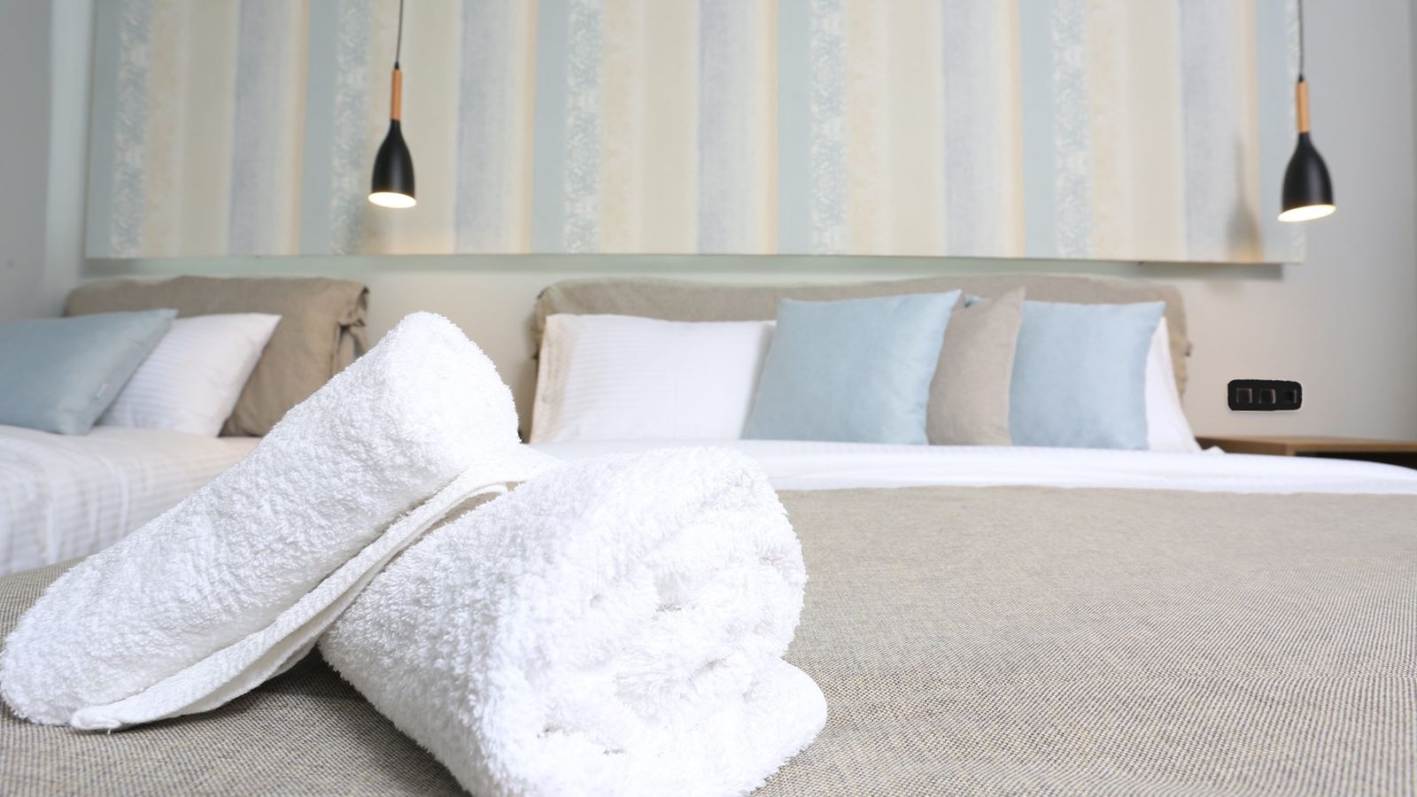 rooms-executive-room-with-pool-view