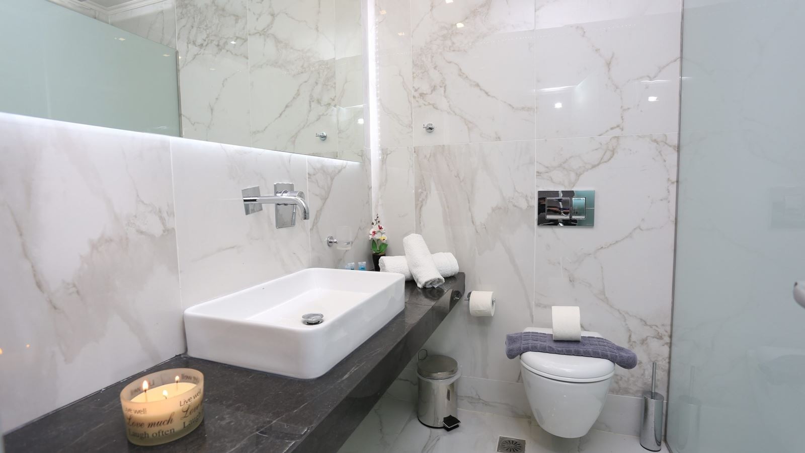 rooms-executive-room-with-pool-view