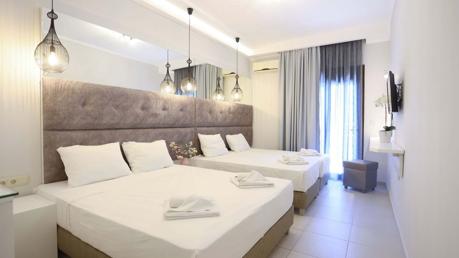 rooms-family-studio-garden-view