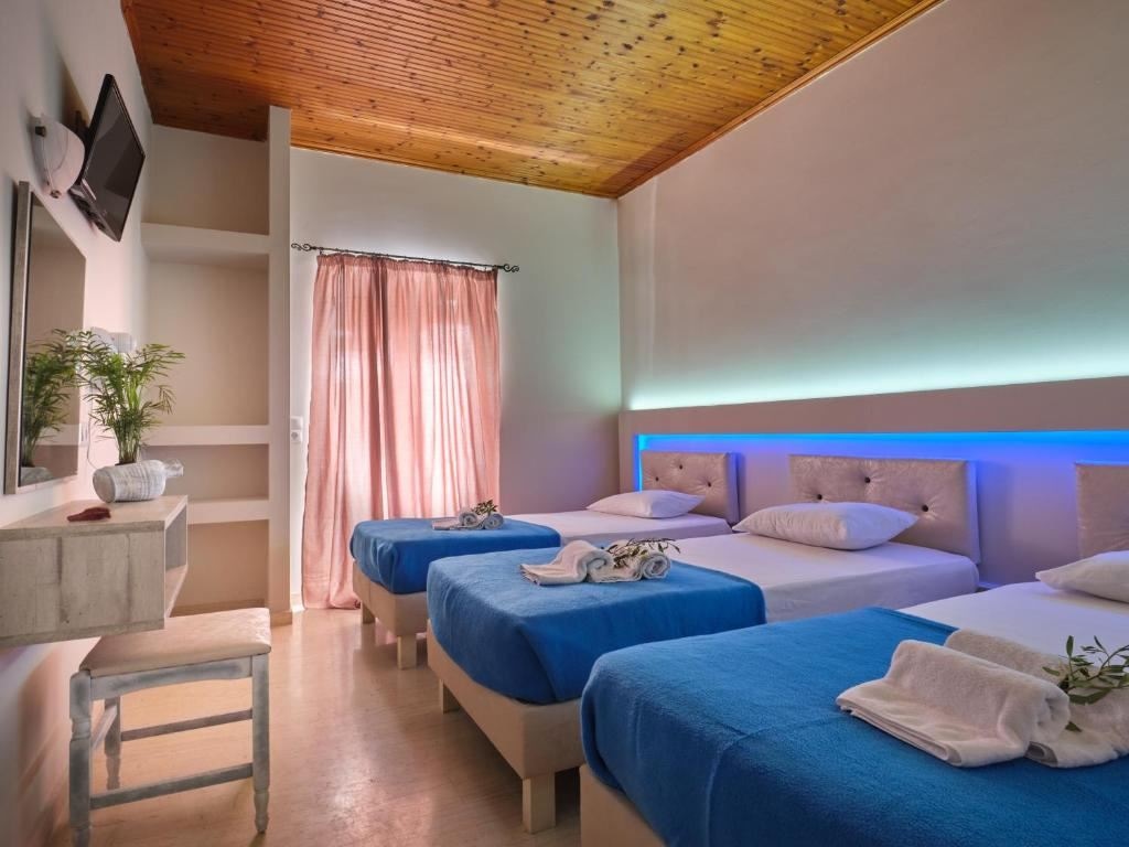 rooms-studio-triple-room