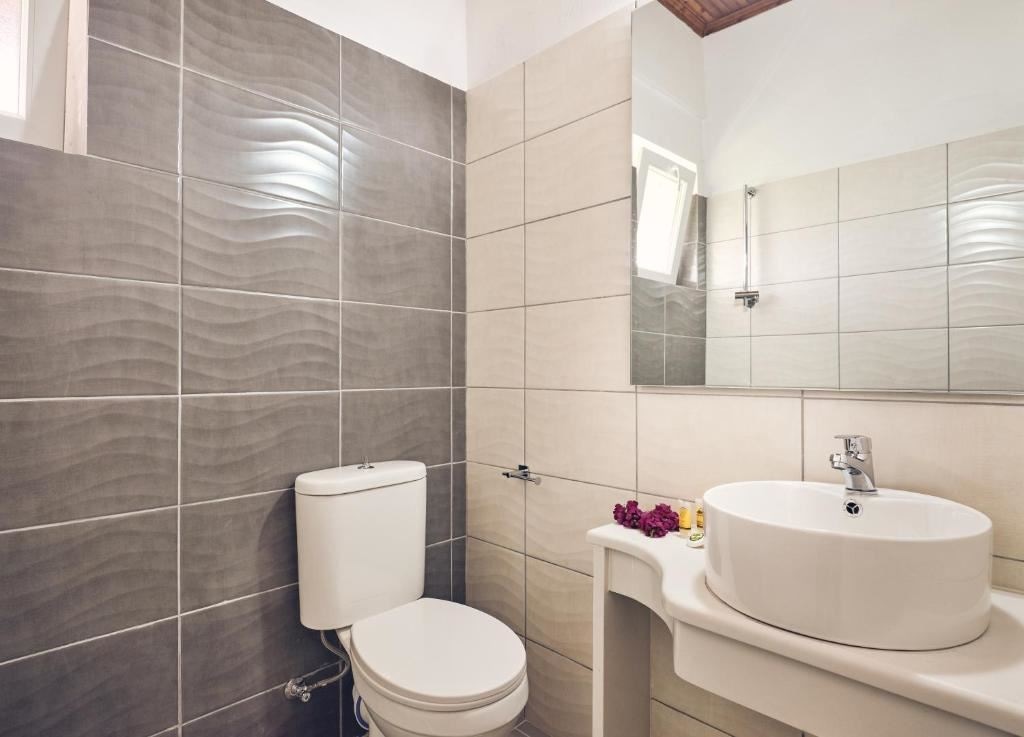 rooms-studio-triple-room