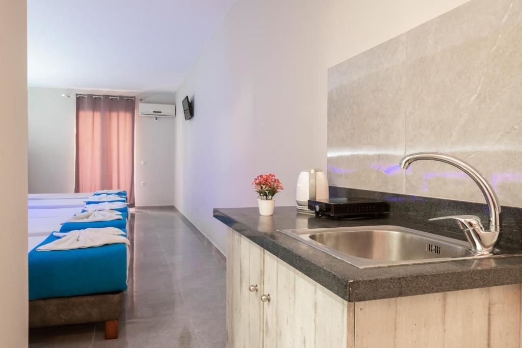 rooms-quadruple-room