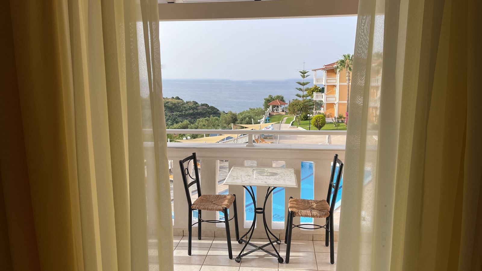 rooms-family-room-sea-view