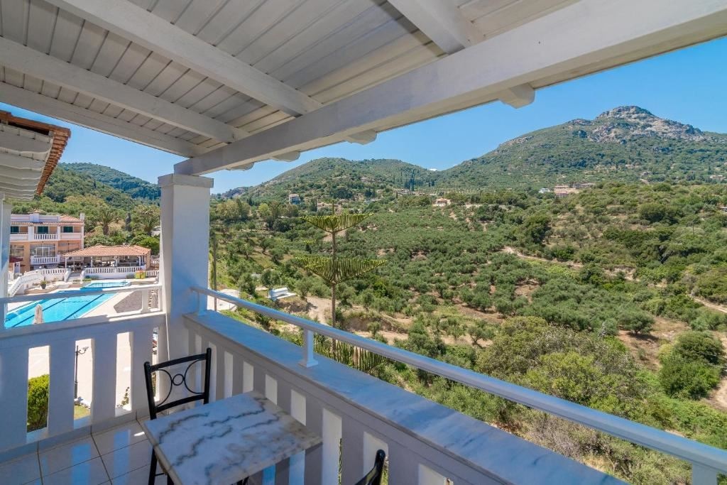 rooms-family-room-garden-view