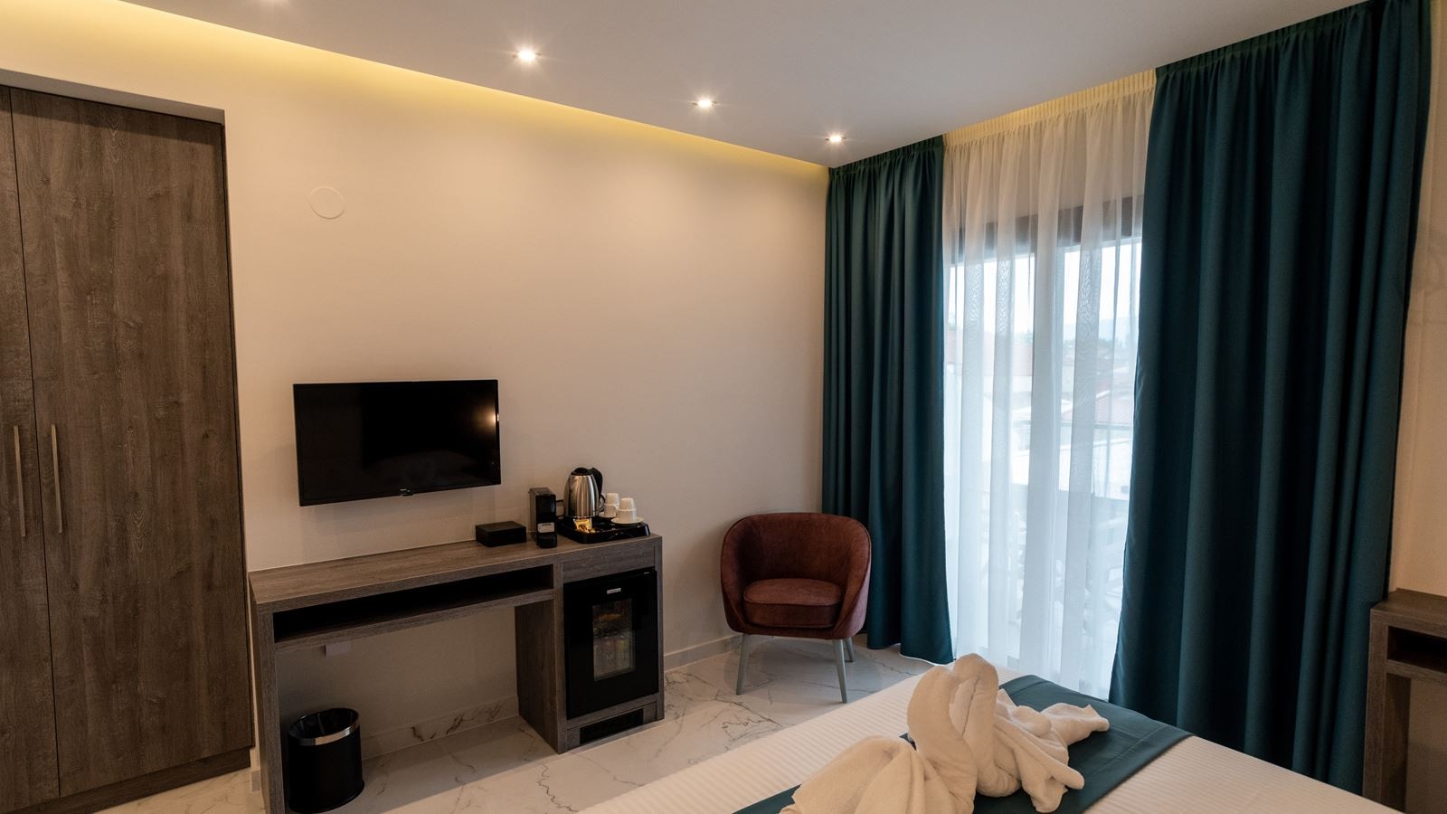 rooms-deluxe-triple-room