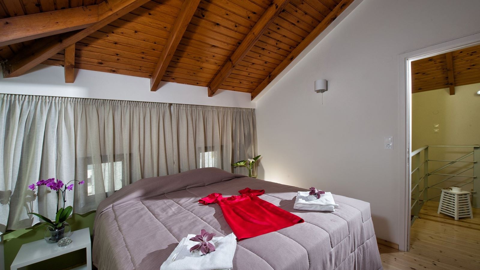 rooms-maisonette-poolview-balcony