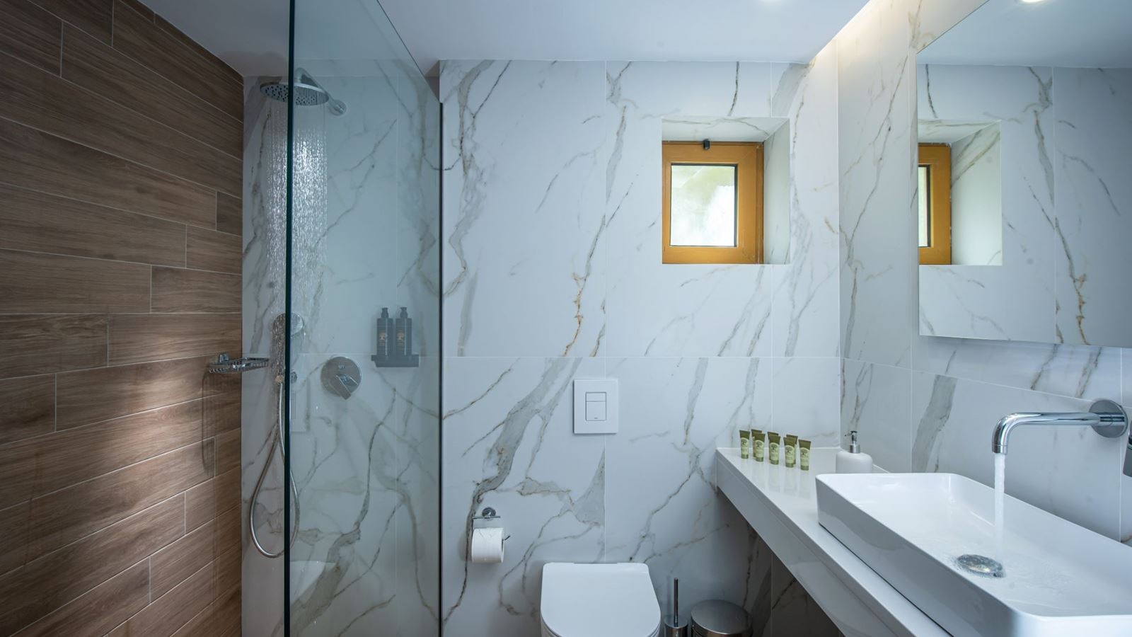 rooms-maisonette-poolview-balcony