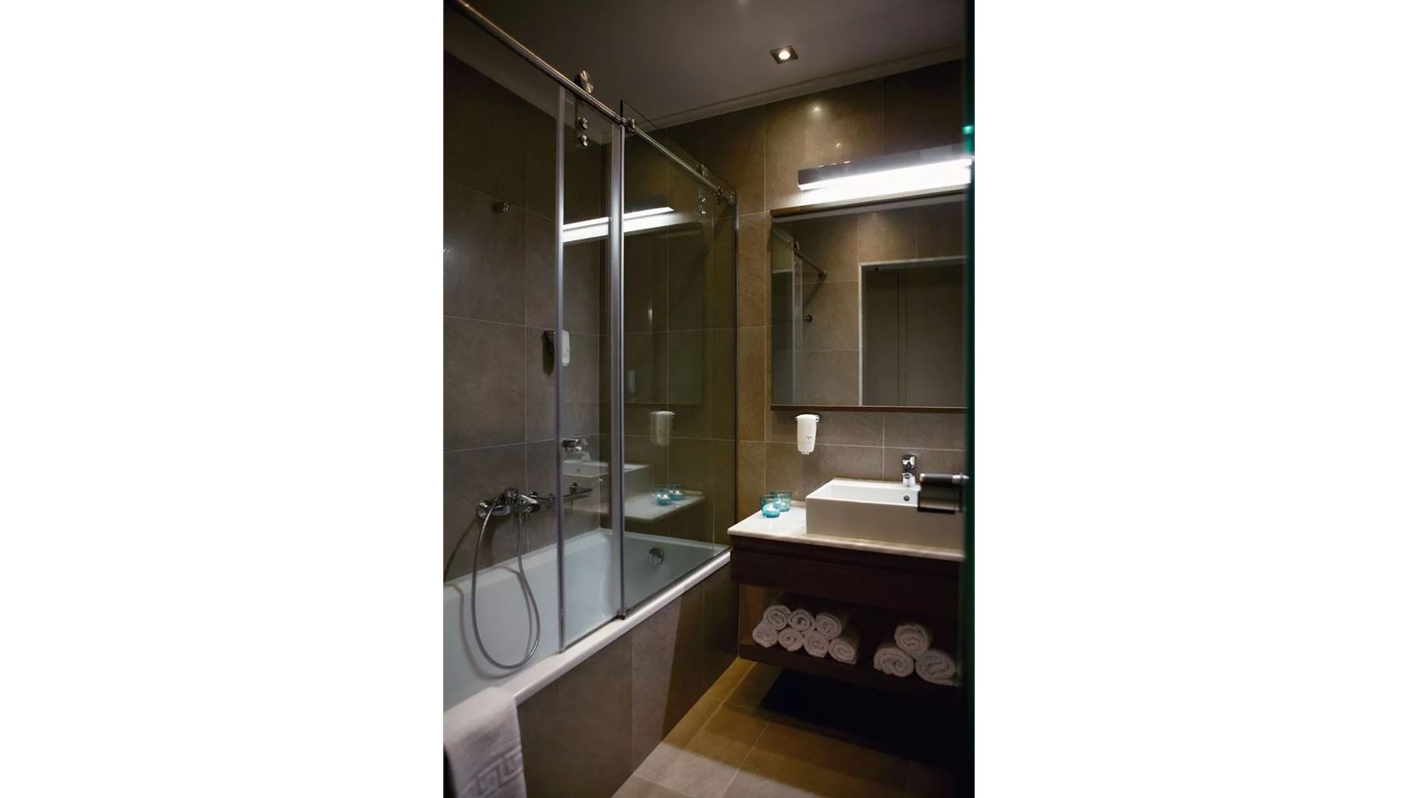 rooms-family-room-pool-front