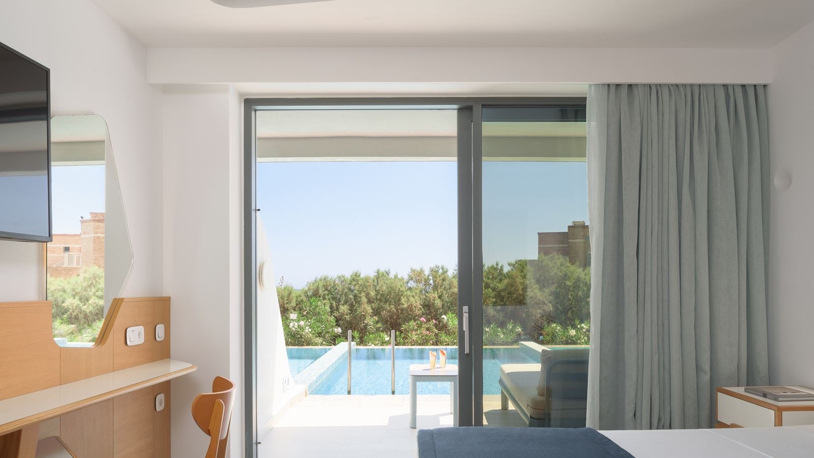 rooms-2-bedroom-family-with-individual-pool