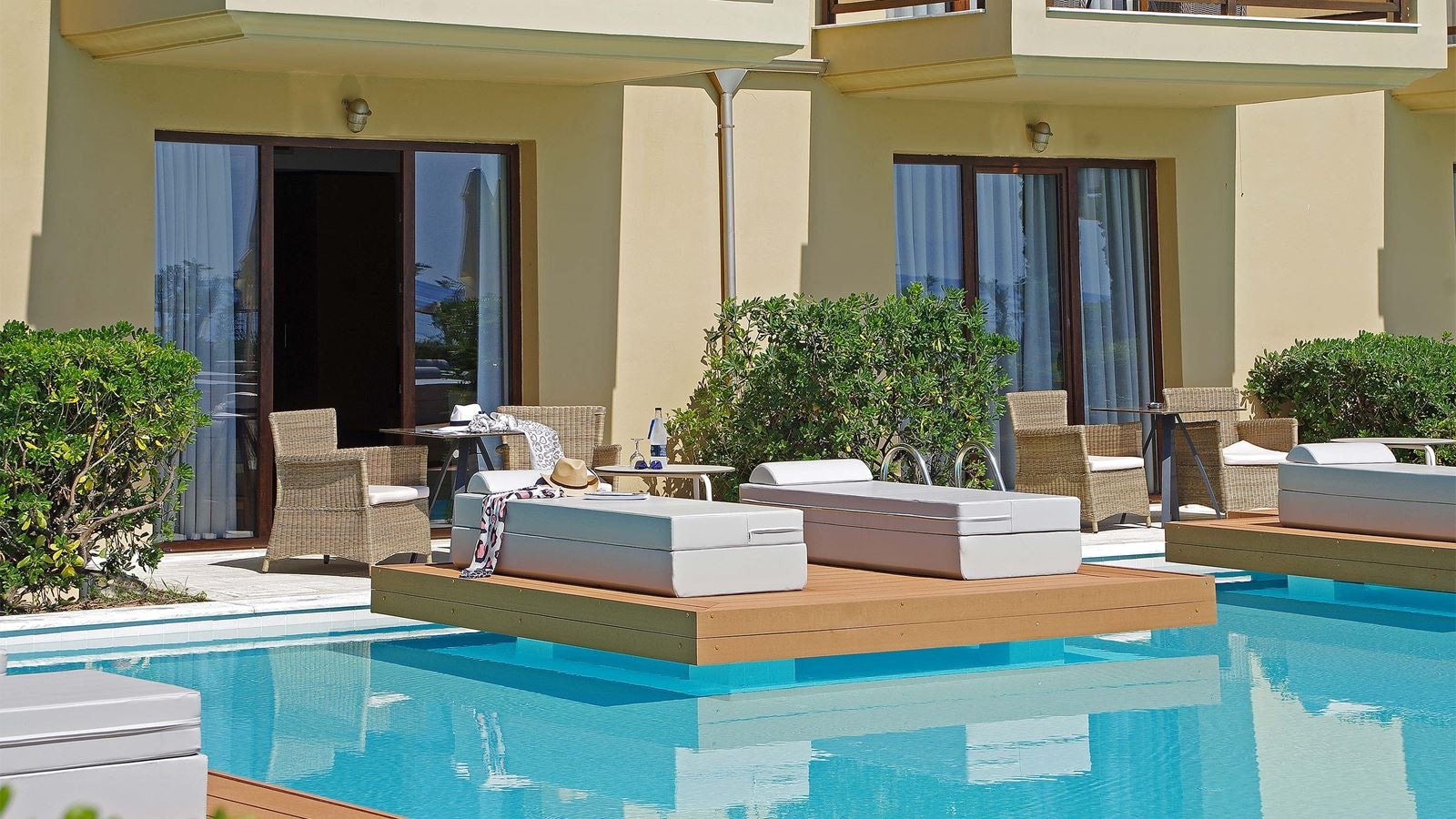 rooms-room-executive-double-seaview-swimup