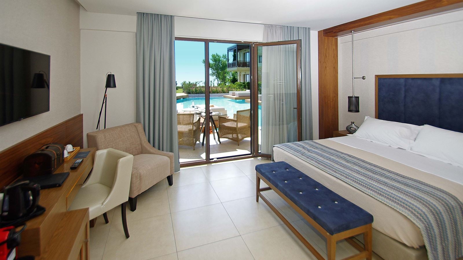 rooms-room-executive-double-seaview-swimup