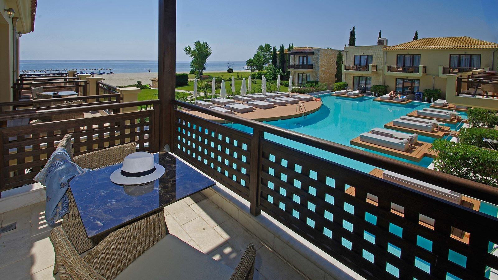 rooms-double-executive-sharing-pool--sea-view
