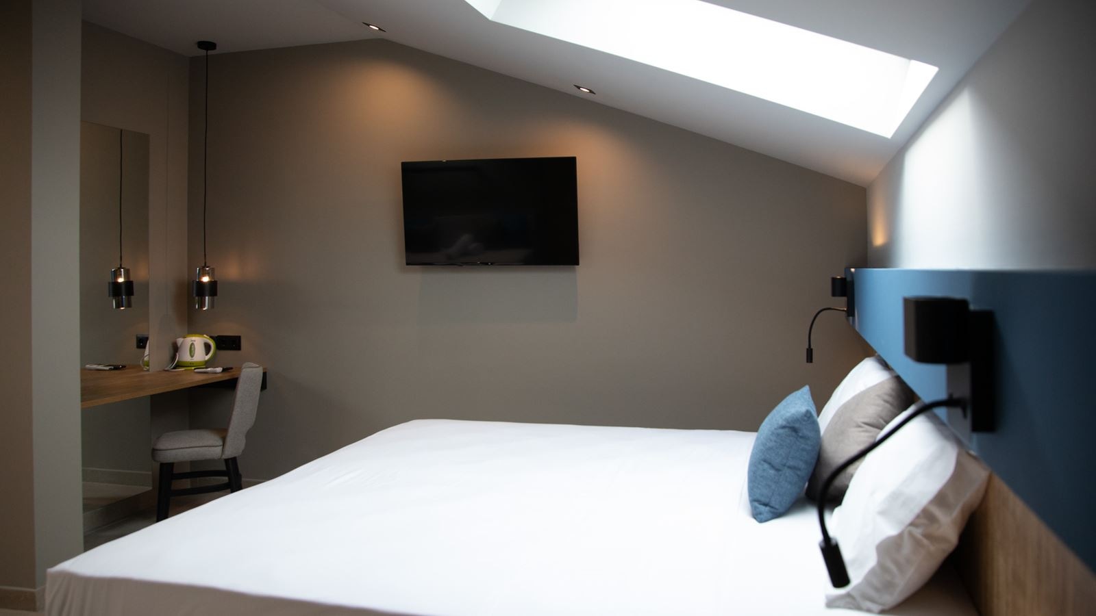 rooms-family-room-attic