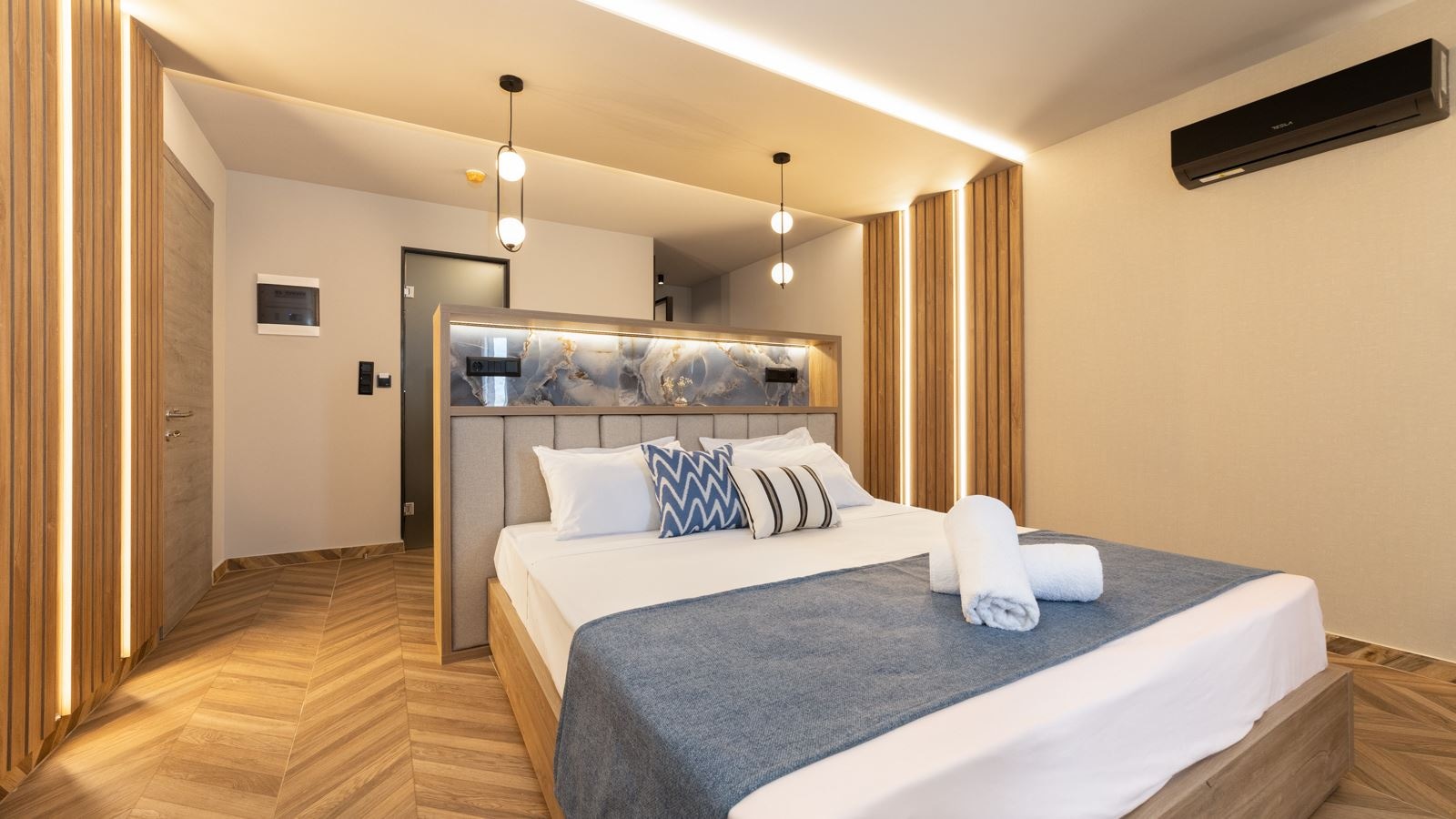 rooms-blue-suite-hot-tub