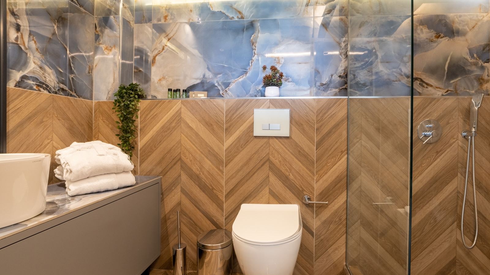 rooms-blue-suite-hot-tub