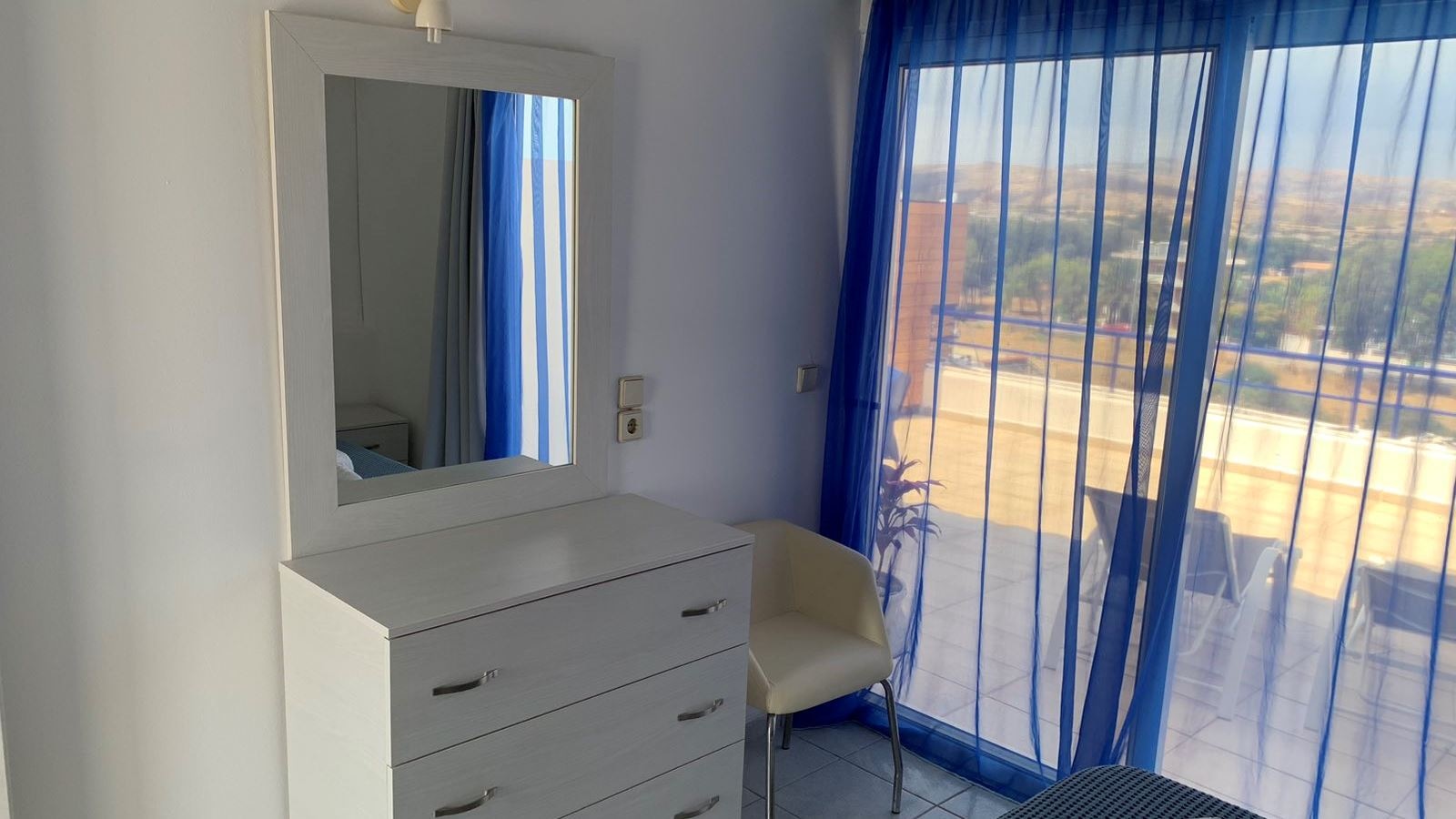 rooms-apartment-penthouse-1bedroom-balcony-or-terrace