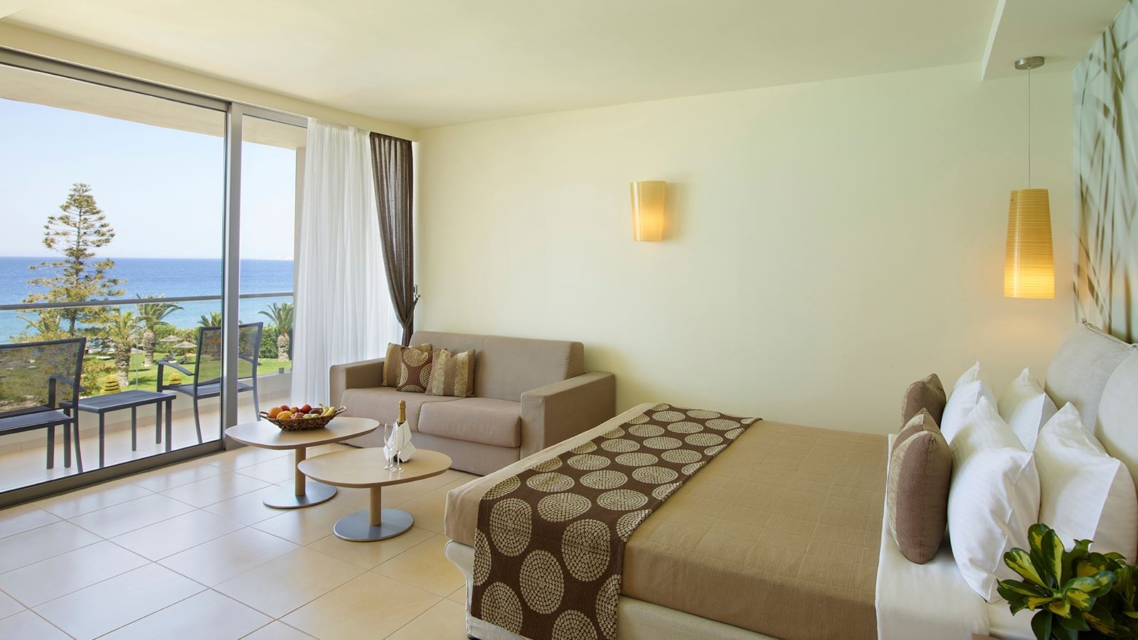 rooms-deluxe-room-with-spa-bath-sea-view