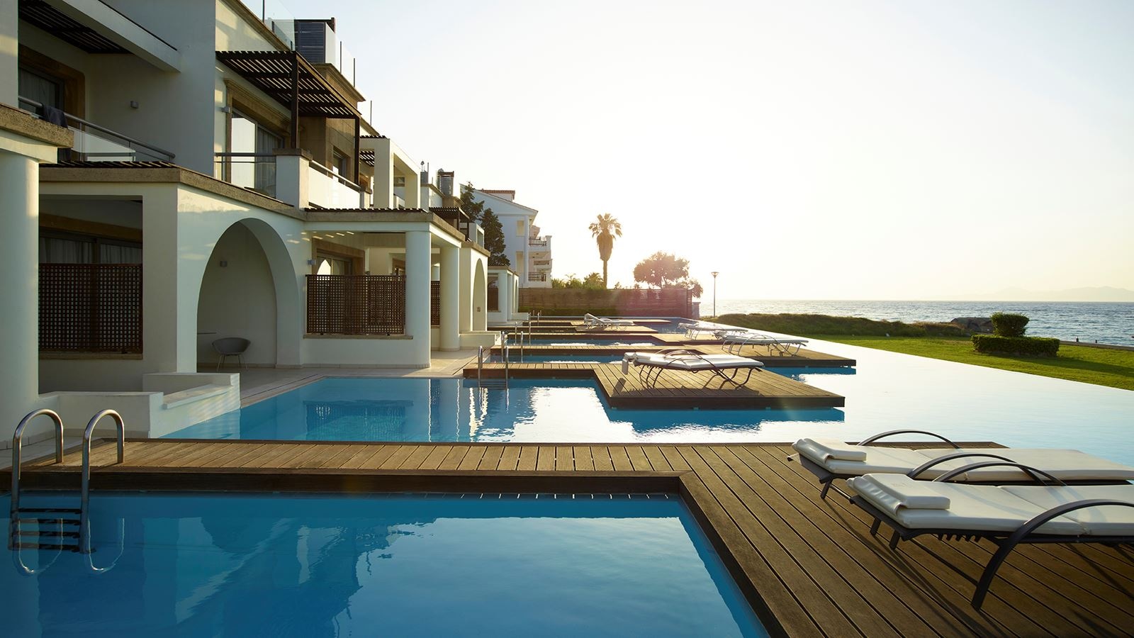 rooms-beachfront-swim-up-grand-suite