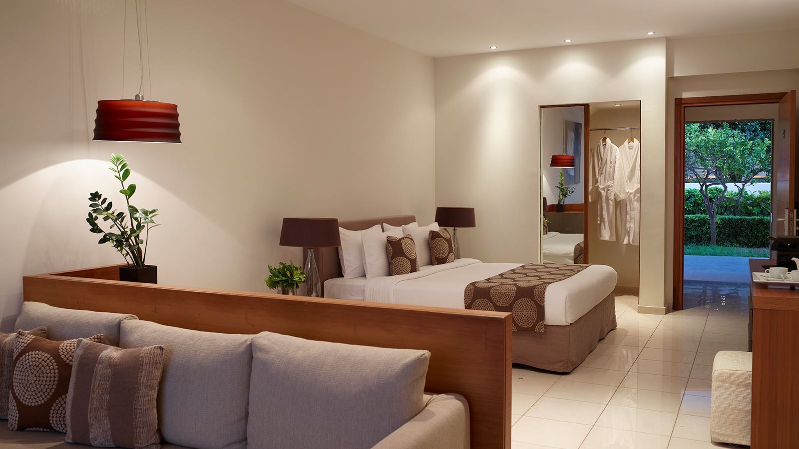 rooms-beachfront-swim-up-grand-suite