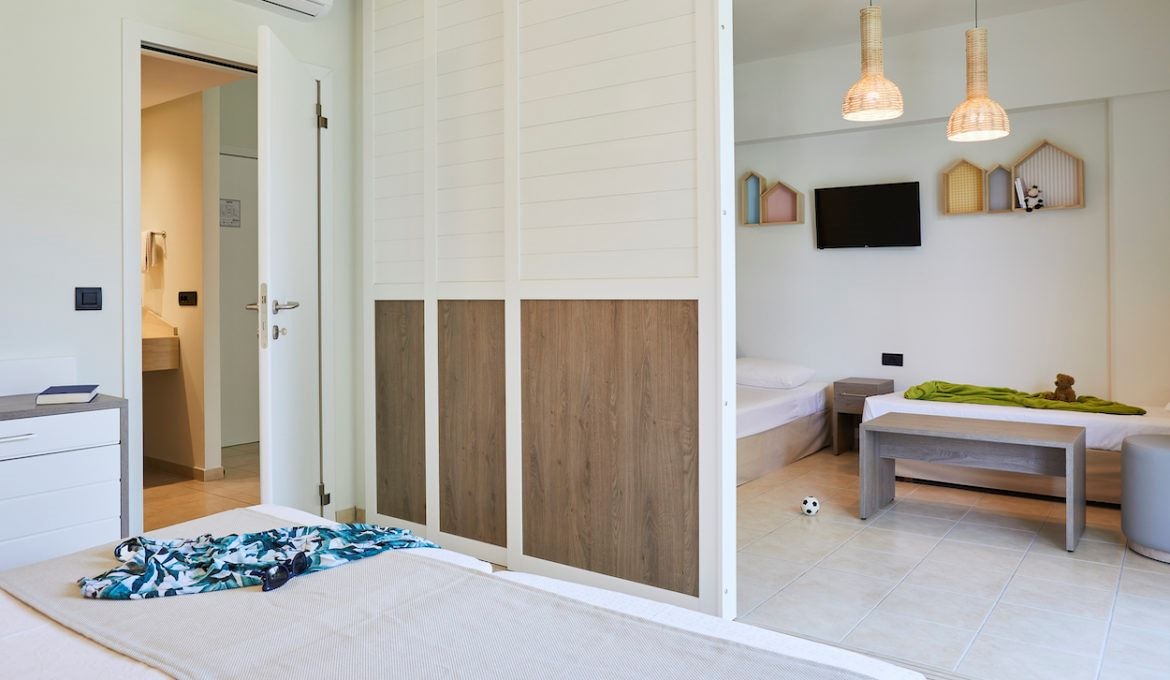 rooms-bungalow-large-sliding-doors-balcony-or-terrace