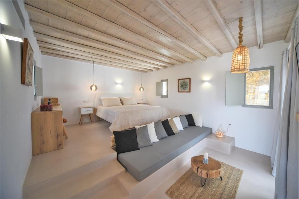 rooms-deluxe-suite-with-jetted-tub--pool-view