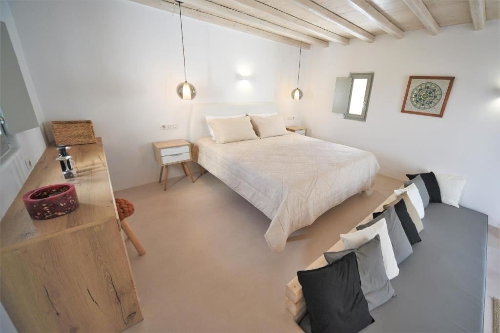 rooms-deluxe-suite-with-jetted-tub--pool-view