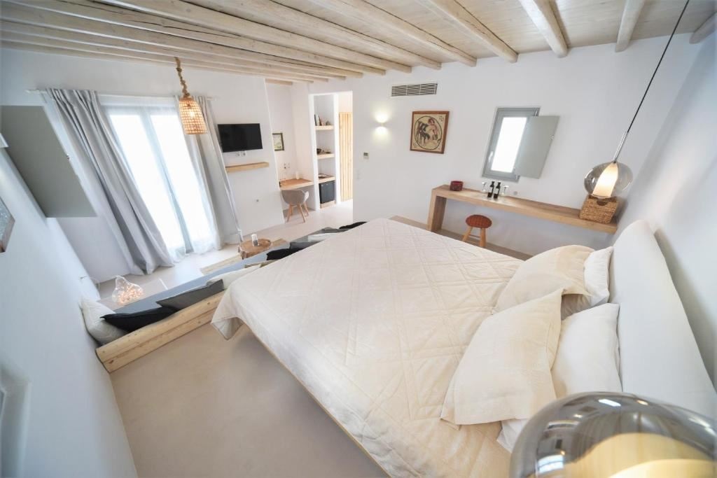 rooms-deluxe-suite-with-jetted-tub--pool-view