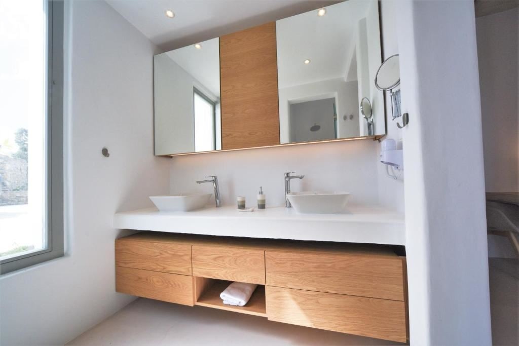 rooms-deluxe-suite-with-jetted-tub--pool-view