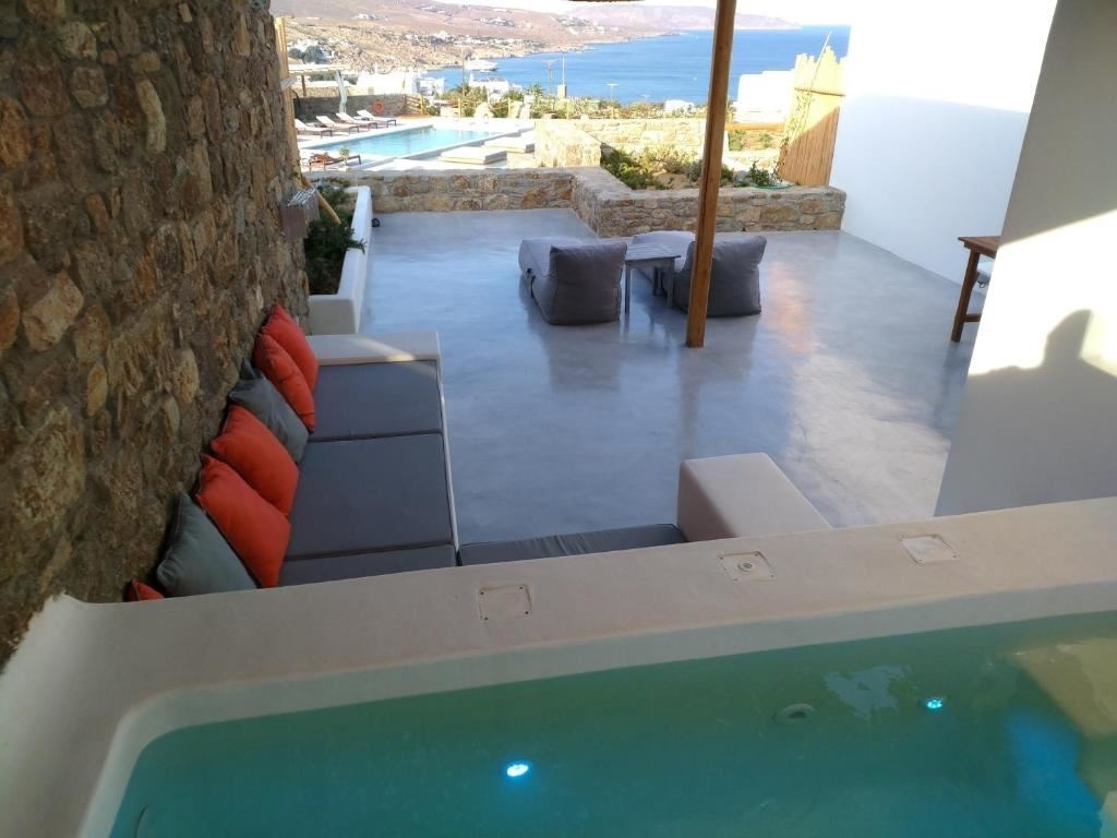 rooms-deluxe-suite-with-jetted-tub--pool-view