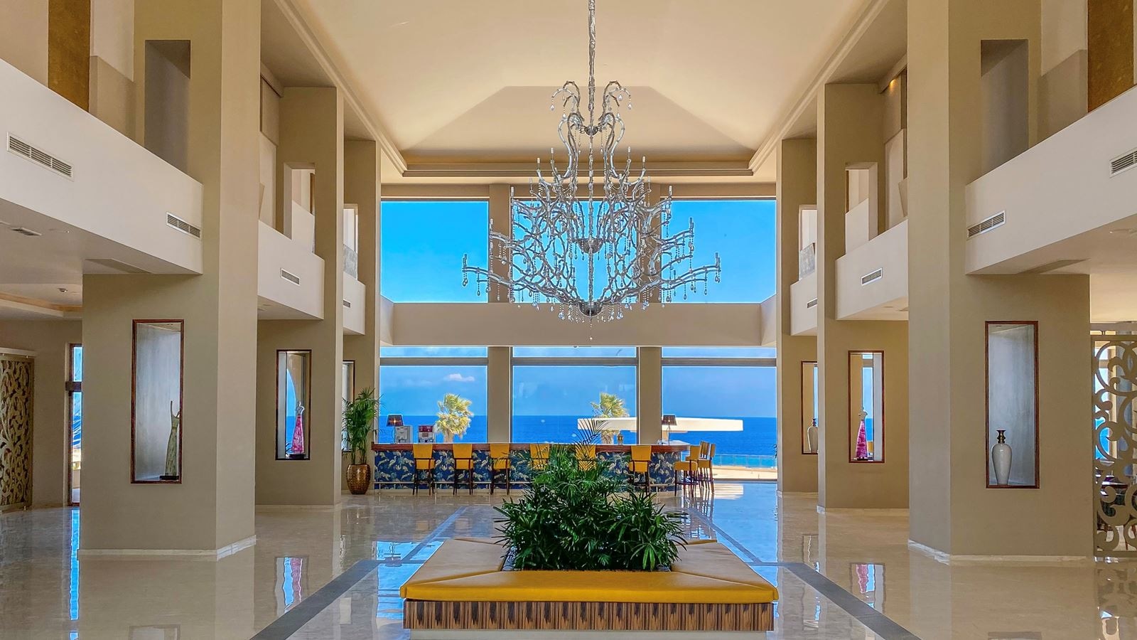 bars-bar-11--wine--champagne--adults-only-area