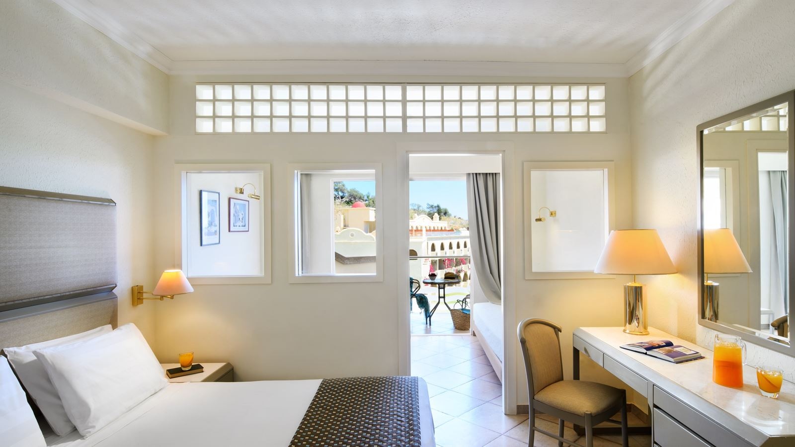 rooms-room-family-sliding-door-gardenview-balcony