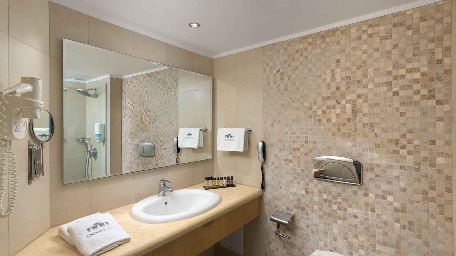 rooms-room-family-sliding-door-gardenview-balcony