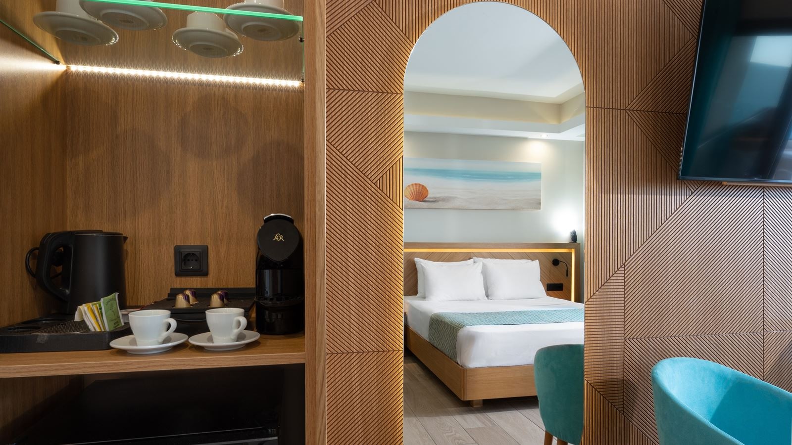 rooms-suite-with-outdoor-hottub-land-view-4-pax