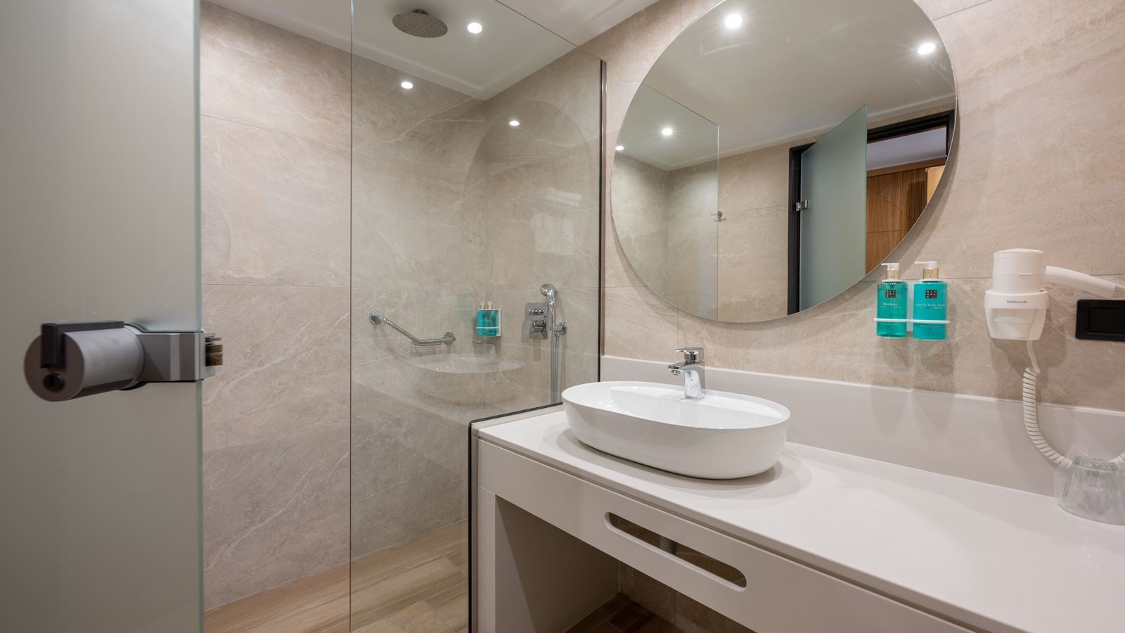 rooms-suite-with-outdoor-hottub-land-view-4-pax