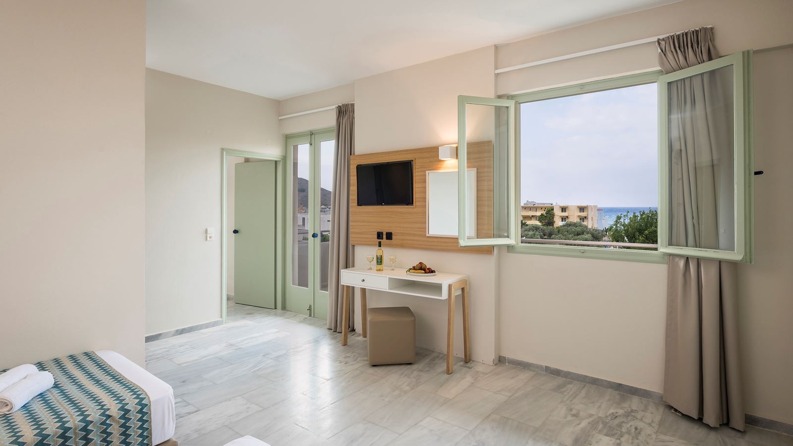 rooms-superior-family-room