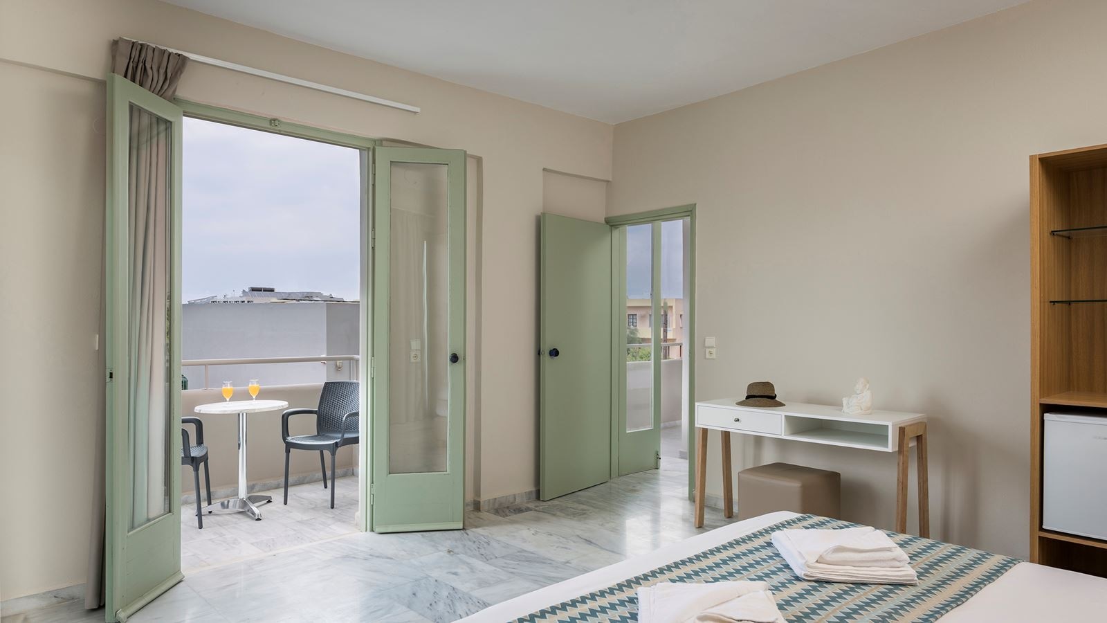 rooms-superior-family-room