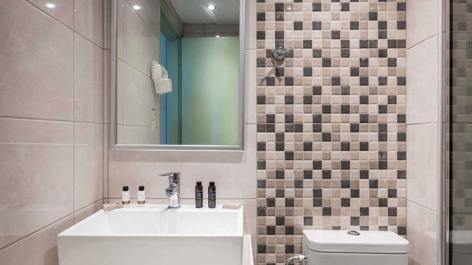 rooms-superior-family-room