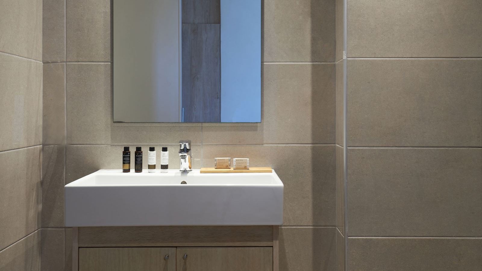 rooms-room-superior-double-sea-front-balcony