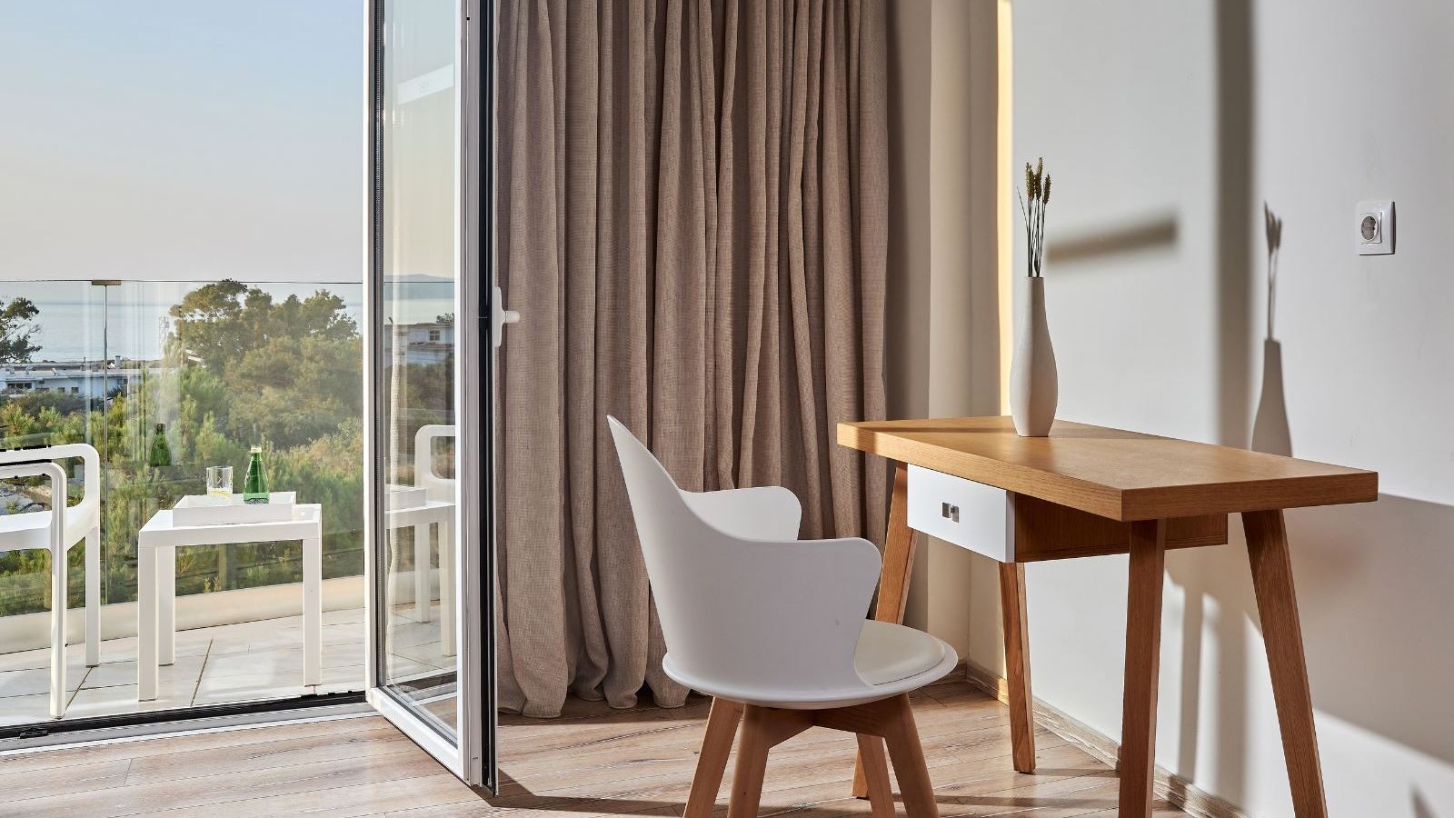 rooms-1-bedroom-family-balcony