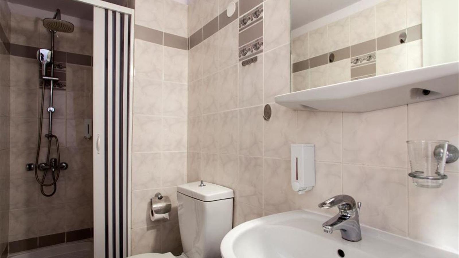 rooms-cozy-family-room-4-pax