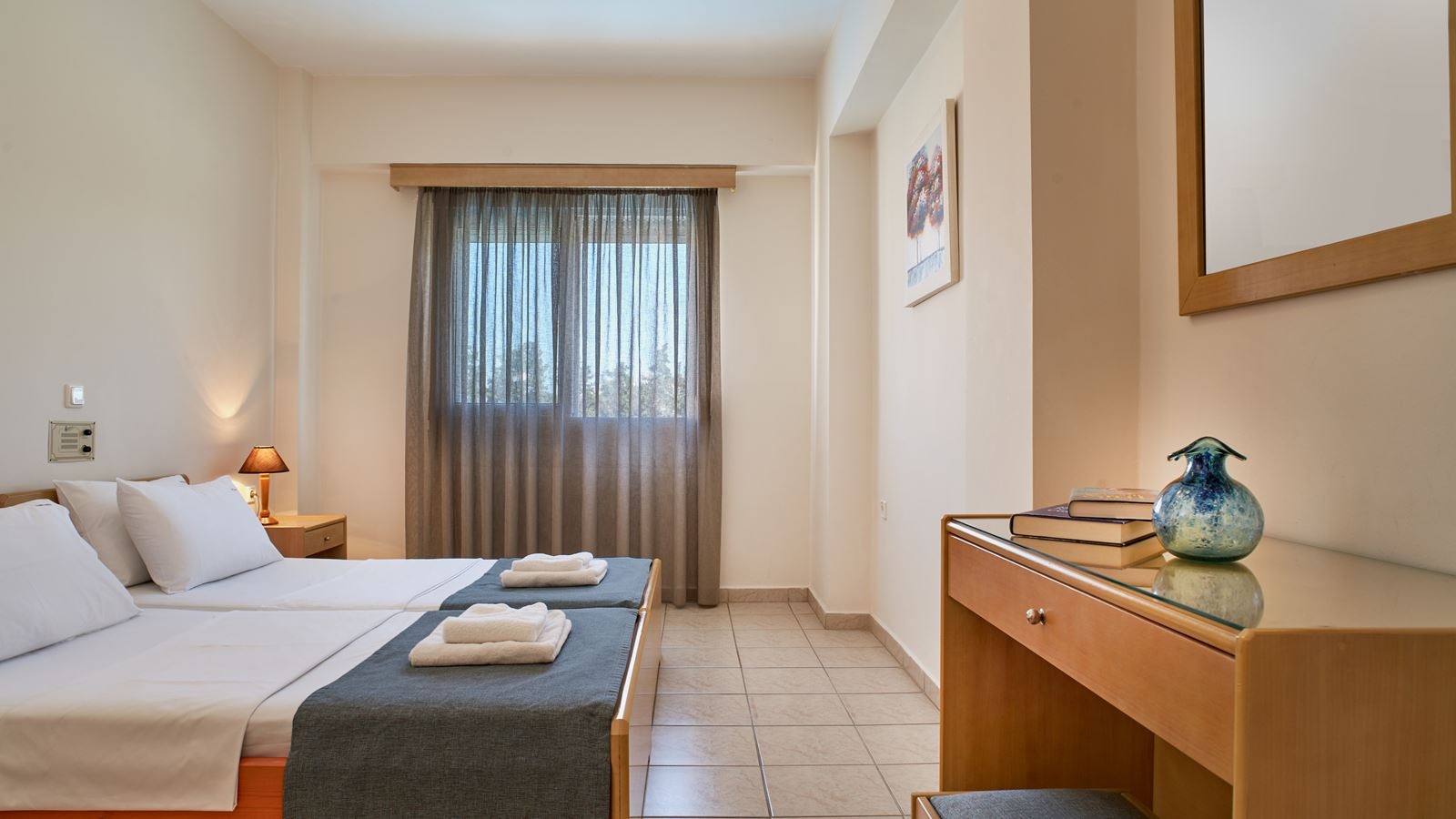 rooms-apartment-1-bedroom-balcony-or-terrace