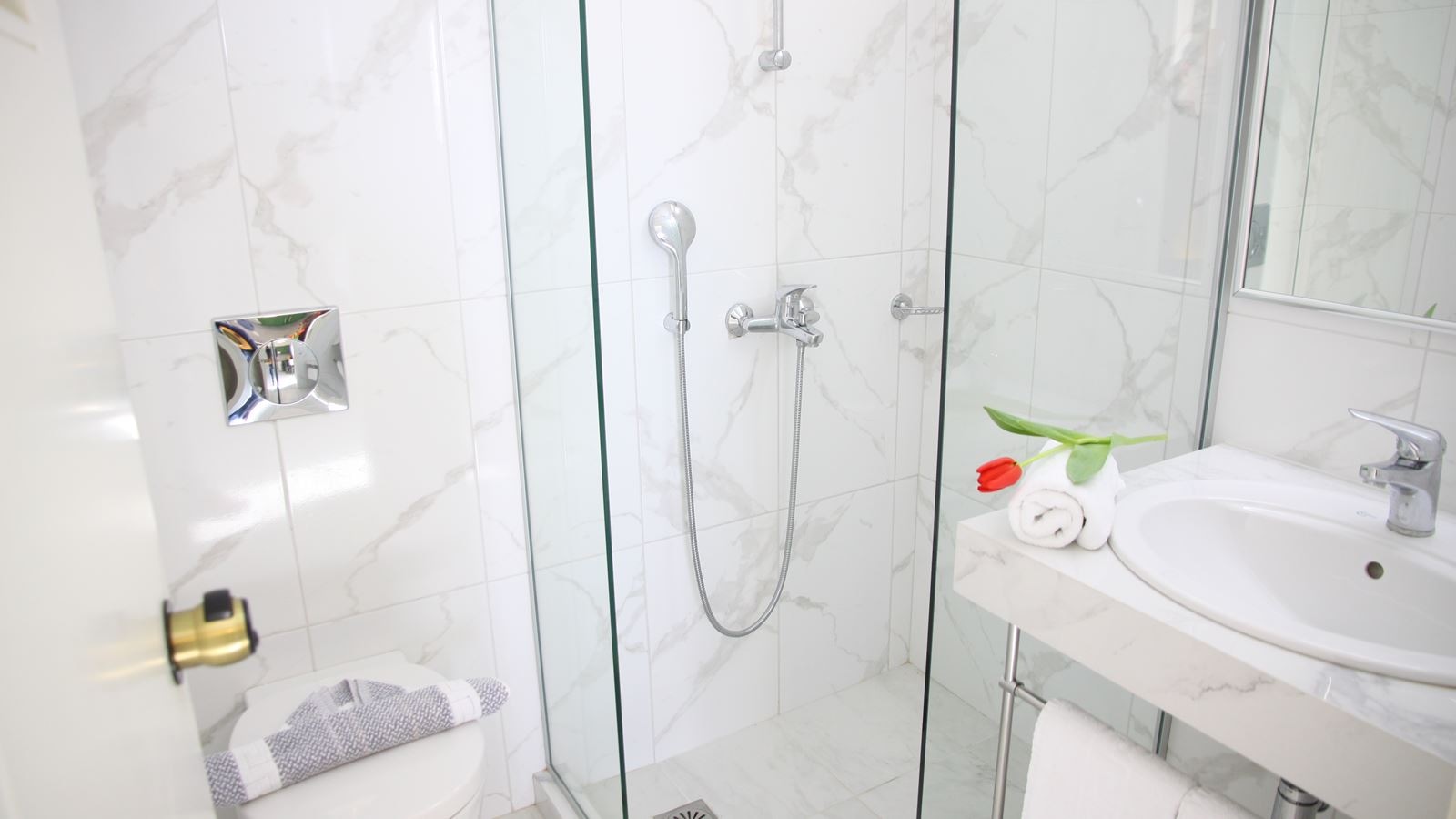 rooms-1-bedroom-apartment-balcony-or-terrace