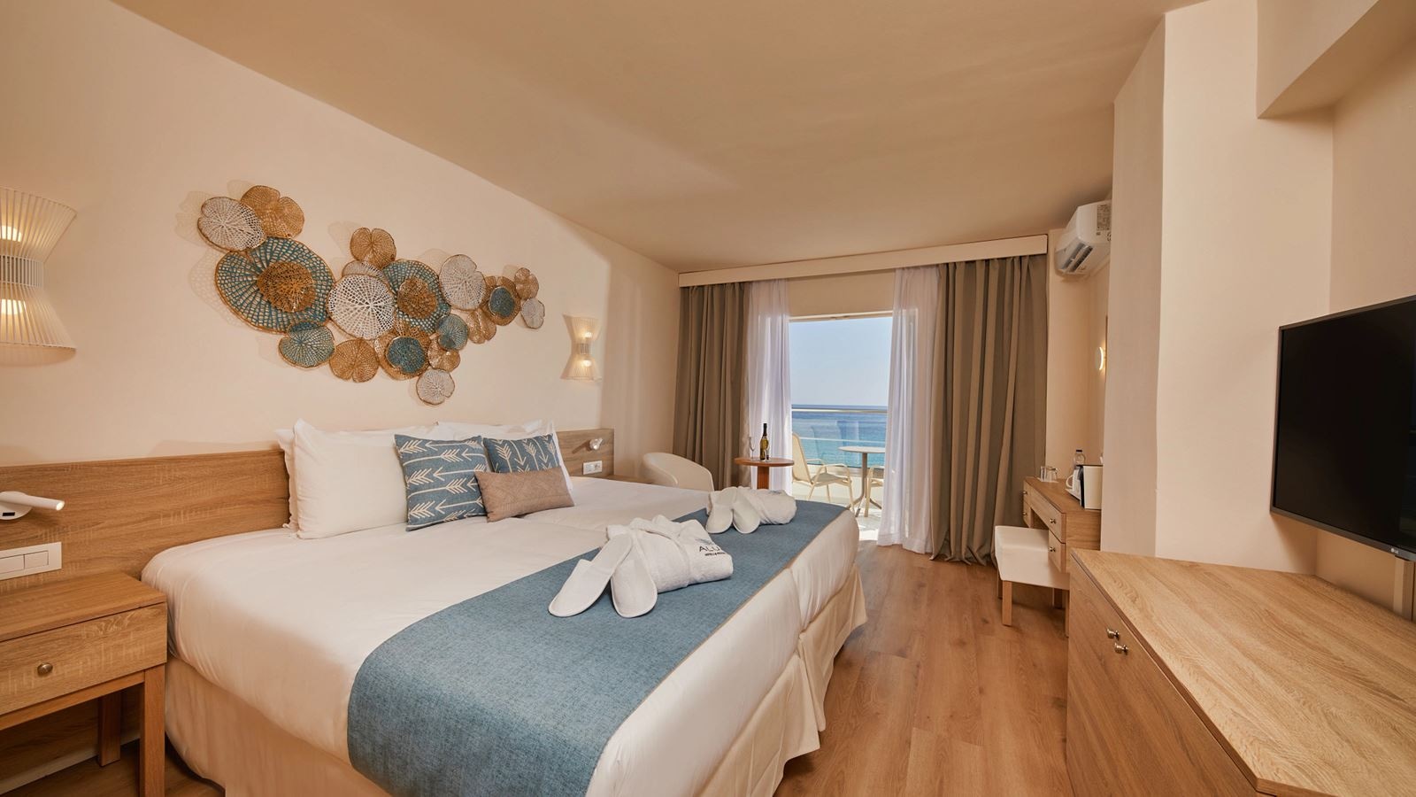 rooms-my-favorite-club-junior-suite-frontal-sea-view