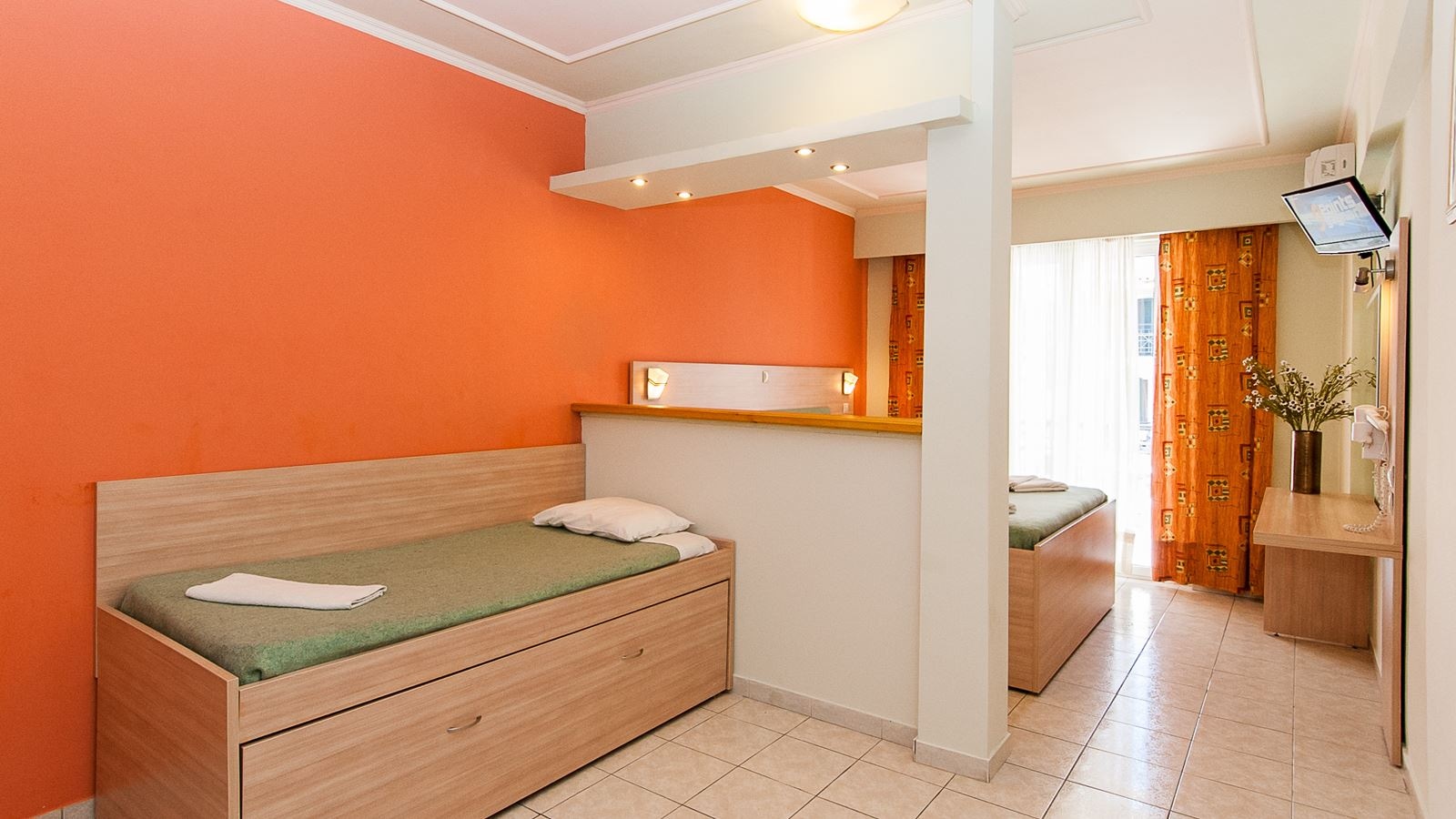 rooms-family-1-bedroom-room