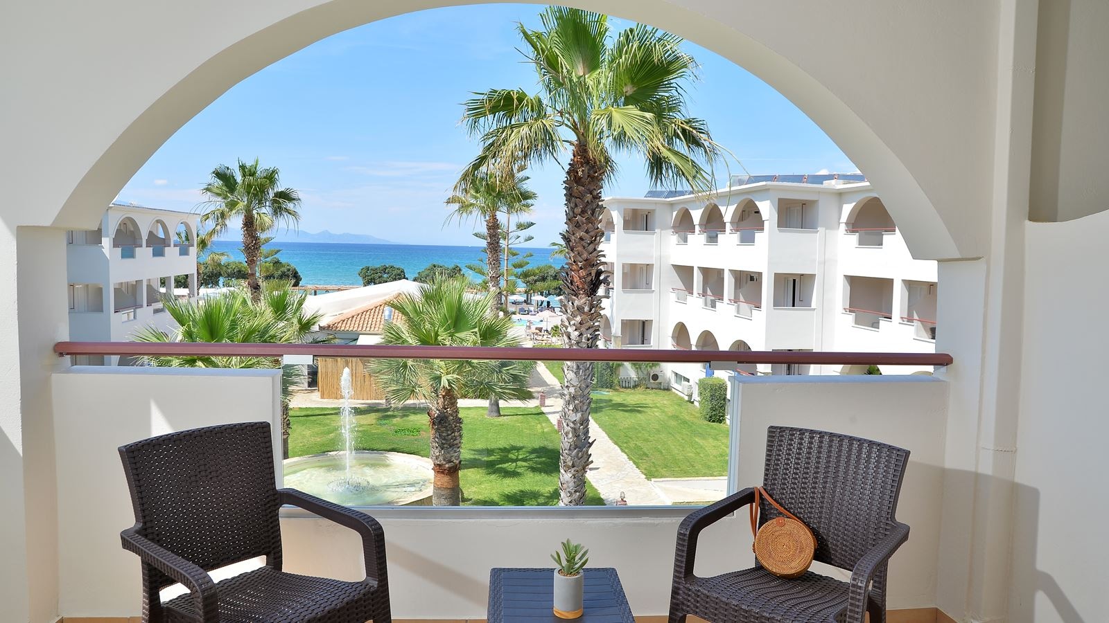 rooms-apartment-2-bedroom-balcony-or-terrace